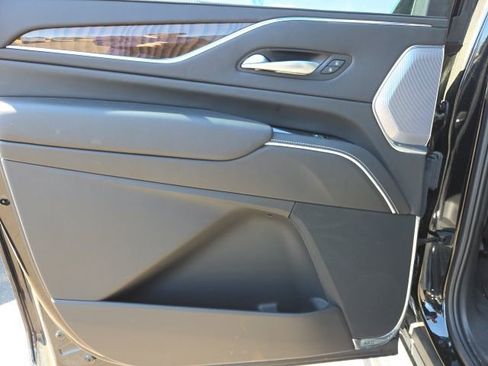 Used 2023 Cadillac Escalade ESV Premium Luxury Platinum image 17