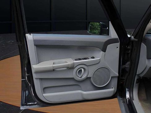 Used 2006 Jeep Commander 4WD image 23