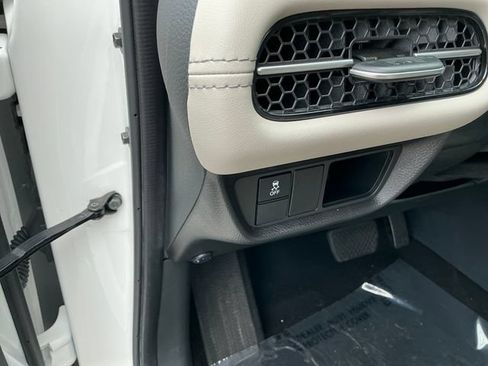 Certified 2024 Honda HR-V EX-L image 18