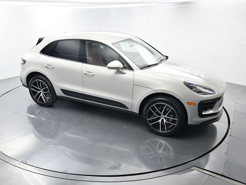 Certified 2025 Porsche Macan image 40