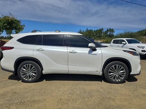 Used 2021 Toyota Highlander Platinum AWD/4WD image 4