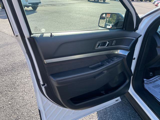 Used 2018 Ford Explorer XLT w/ Equipment Group 202A AWD/4WD image 14