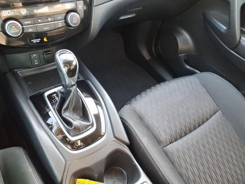 Used 2017 Nissan Rogue SV image 16