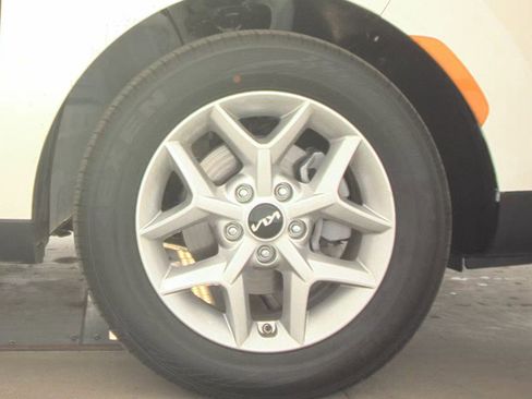 Used 2025 Kia Soul LX w/ LX Technology Package FWD image 13