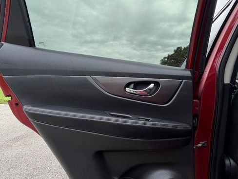 Used 2016 Nissan Rogue S FWD image 11