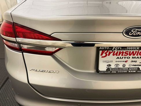 Used 2017 Ford Fusion SE w/ Fusion SE Technology Package image 17