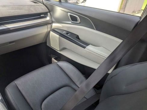 Used 2024 Kia Carnival LX FWD image 10