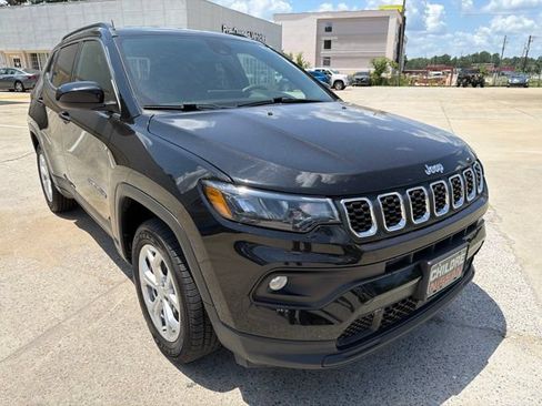 Used 2024 Jeep Compass Latitude AWD/4WD image 4