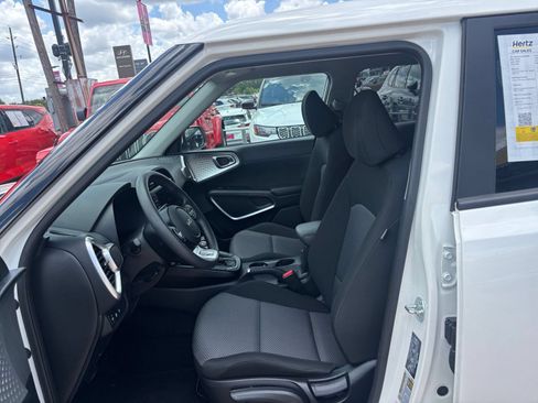Used 2025 Kia Soul LX w/ LX Technology Package FWD image 24