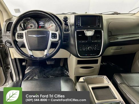 Used 2016 Chrysler Town & Country Touring w/ Driver Convenience Group image 25