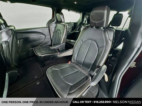Used 2022 Chrysler Pacifica Limited w/ Uconnect Theater Family Group image 26