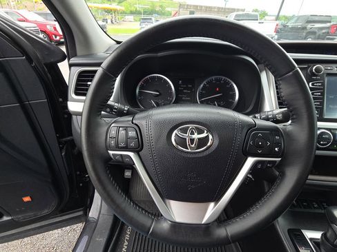 Used 2018 Toyota Highlander Limited AWD/4WD image 17