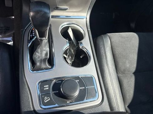 Used 2022 Jeep Grand Cherokee Laredo X AWD/4WD image 16