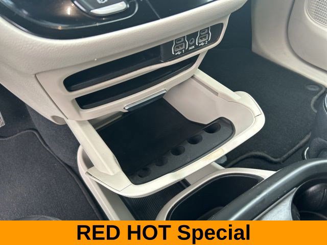 Used 2023 Chrysler Pacifica Touring-L FWD image 28