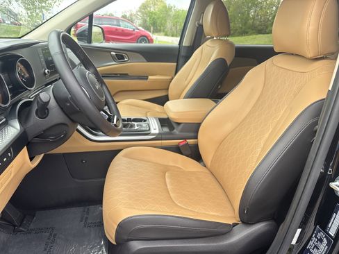 Used 2024 Kia Carnival LX image 5