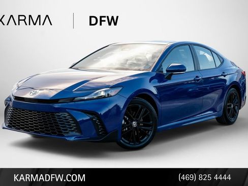 Used 2025 Toyota Camry SE FWD image 1