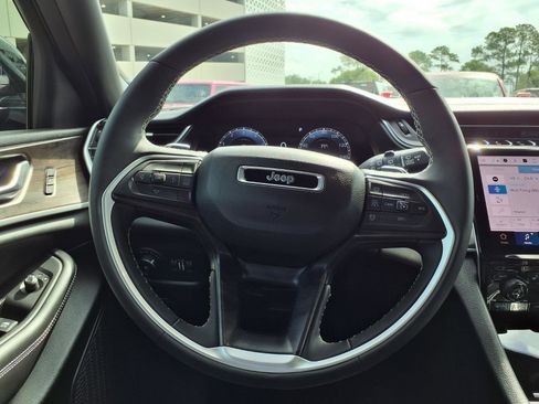 Used 2025 Jeep Grand Cherokee L Limited w/ Black Appearance Package RWD image 15