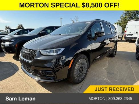 New 2026 Chrysler Pacifica Limited w/ S Appearance Package image 2