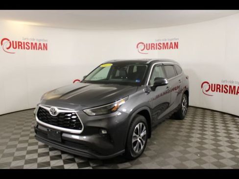 Used 2023 Toyota Highlander XLE AWD/4WD image 2