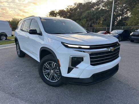 Certified 2025 Chevrolet Traverse LT image 2