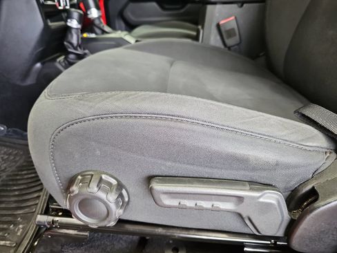 Used 2018 Jeep Wrangler Unlimited Sahara AWD/4WD image 27