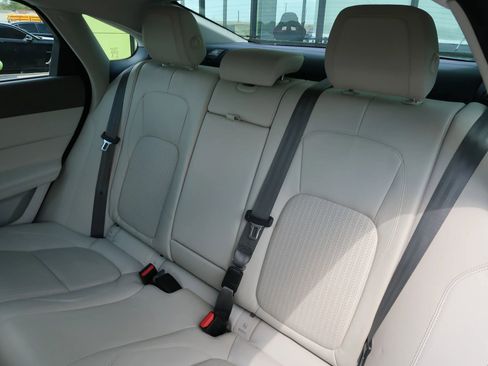 Used 2017 Jaguar XF Prestige image 18