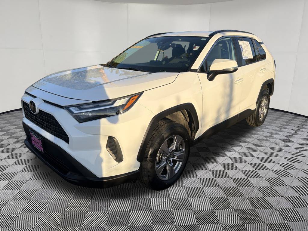 Used 2025 Toyota RAV4 XLE AWD/4WD image 3