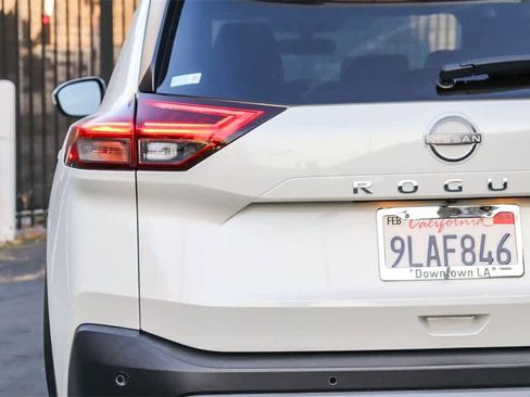 Used 2023 Nissan Rogue SV image 9