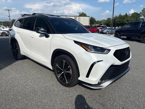 Used 2022 Toyota Highlander XSE AWD/4WD image 11