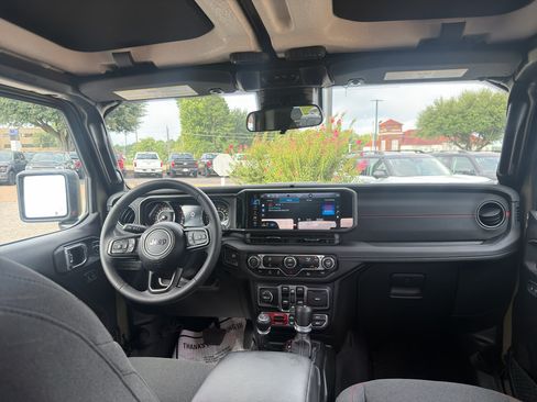 Used 2025 Jeep Gladiator Rubicon AWD/4WD image 16