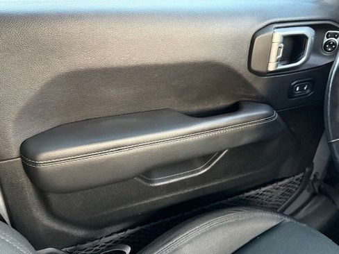 Used 2020 Jeep Wrangler Unlimited Sahara image 32