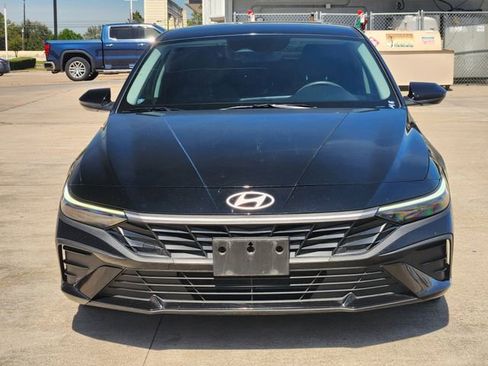 Used 2025 Hyundai Elantra SE FWD image 2