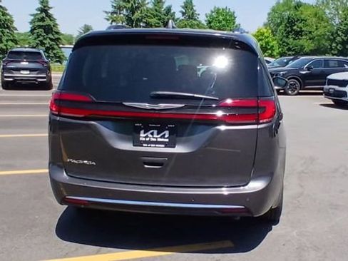 Used 2021 Chrysler Pacifica Touring-L FWD image 9