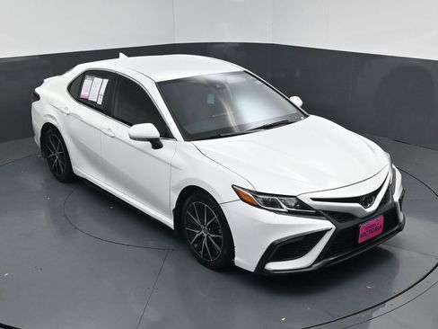 Used 2024 Toyota Camry SE FWD image 13