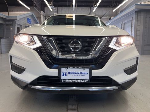 Used 2019 Nissan Rogue SV image 2