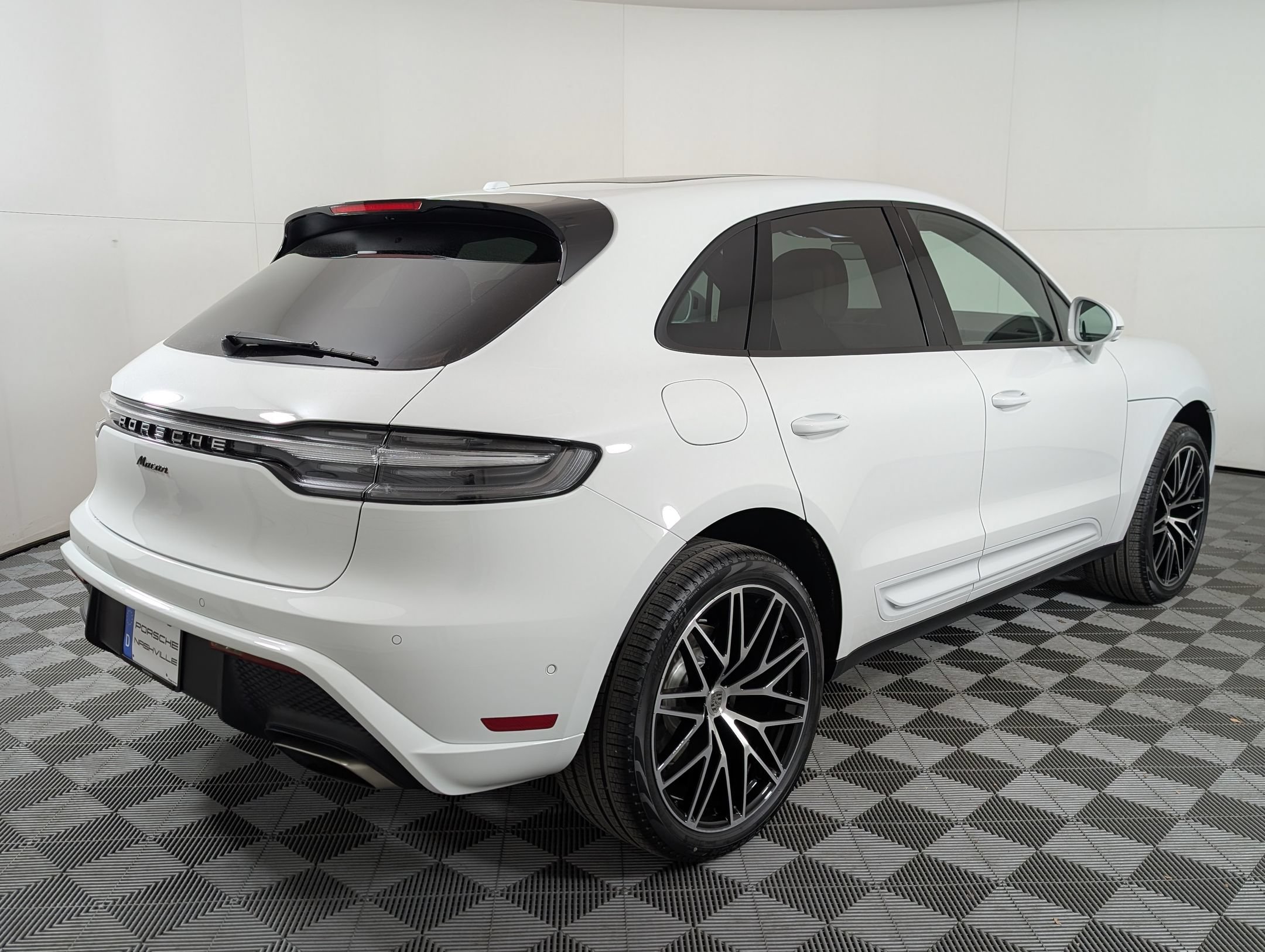 Certified 2026 Porsche Macan AWD/4WD image 10