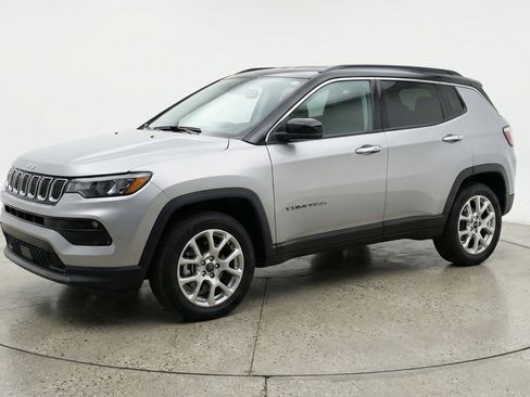 Used 2025 Jeep Compass Limited AWD/4WD image 3