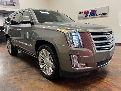 Used 2017 Cadillac Escalade Platinum image 3