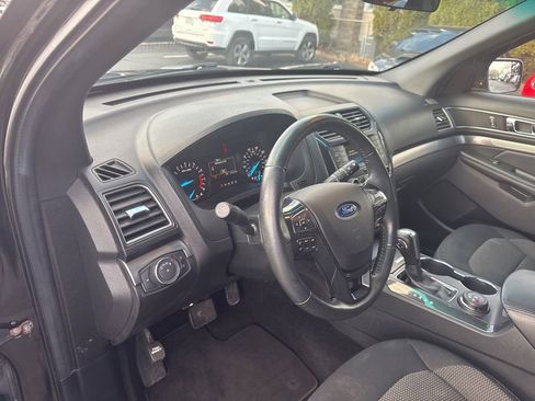 Used 2018 Ford Explorer XLT image 18