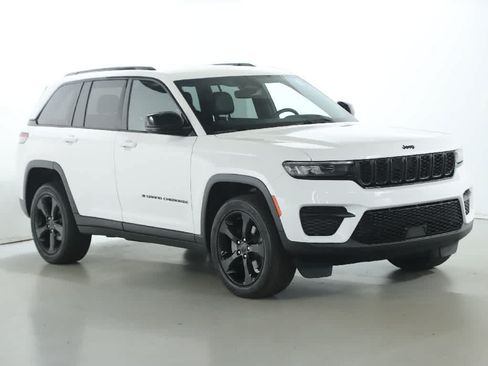 Used 2023 Jeep Grand Cherokee Altitude AWD/4WD image 9