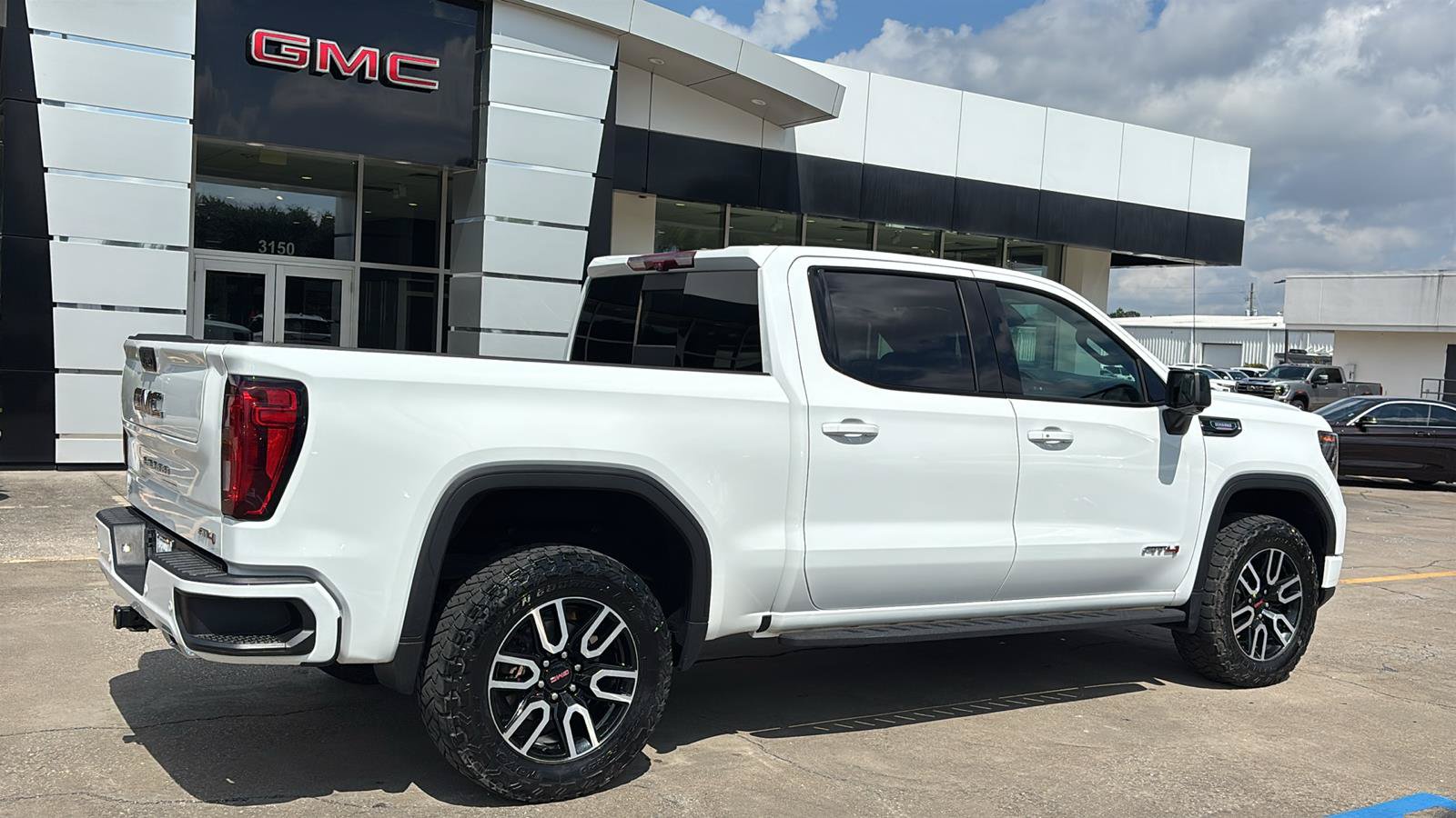 Used 2023 GMC Sierra 1500 AT4 w/ AT4 Premium Package AWD/4WD image 8