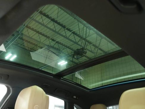 Certified 2022 Porsche Macan AWD/4WD image 36