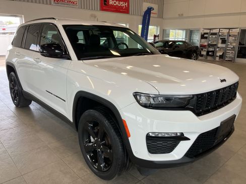 Used 2023 Jeep Grand Cherokee Limited w/ Luxury Tech Group II image 3