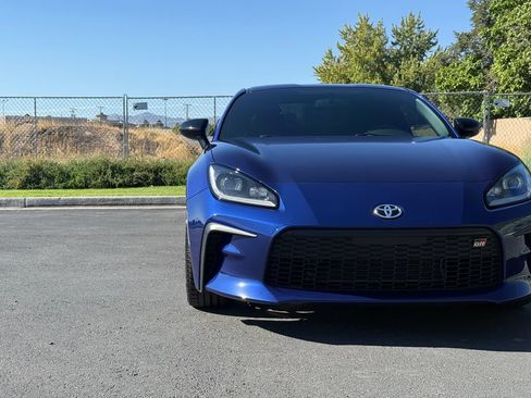 Used 2023 Toyota GR86 w/ ALL Weather Mat Package (TMS) RWD image 4