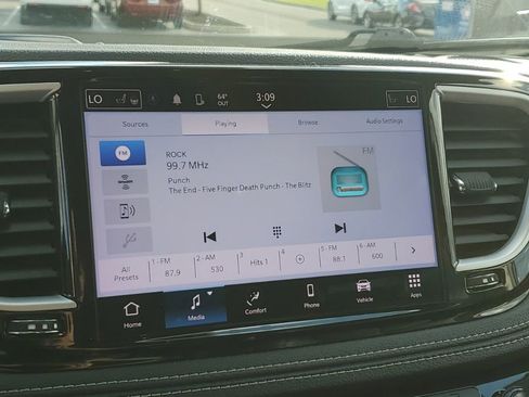 Used 2022 Chrysler Pacifica Touring-L image 19