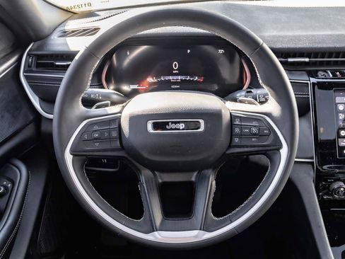 Used 2024 Jeep Grand Cherokee Laredo X image 12