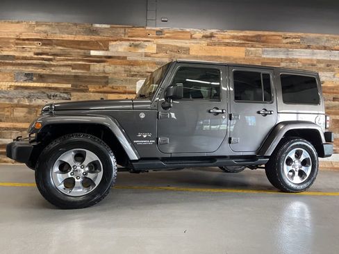 Used 2017 Jeep Wrangler Unlimited Sahara w/ Connectivity Group AWD/4WD image 21