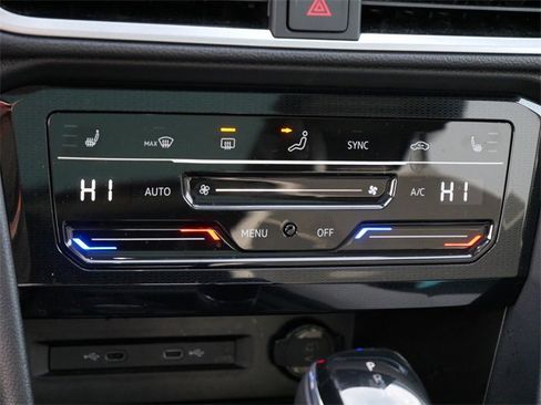 Certified 2025 Volkswagen Taos SE image 29