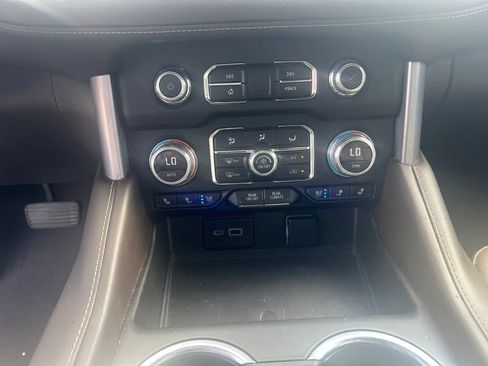 Used 2022 GMC Yukon XL SLT w/ SLT Luxury Package RWD image 16