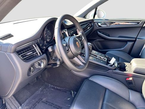 Certified 2026 Porsche Macan AWD/4WD image 4